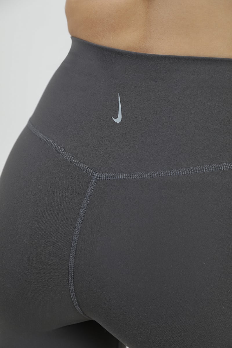 Nike Yoga Luxe 7/8 Tights Medium Ash/Particle Grey | Stylerunner Nike Yoga Luxe 7/8 Tights Medium Ash/Particle Grey | Stylerunner