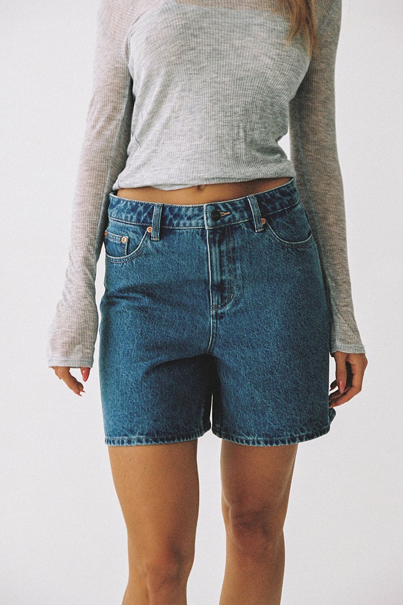 Lee Signature Mid Relaxed Short Indigo Pool Stylerunner