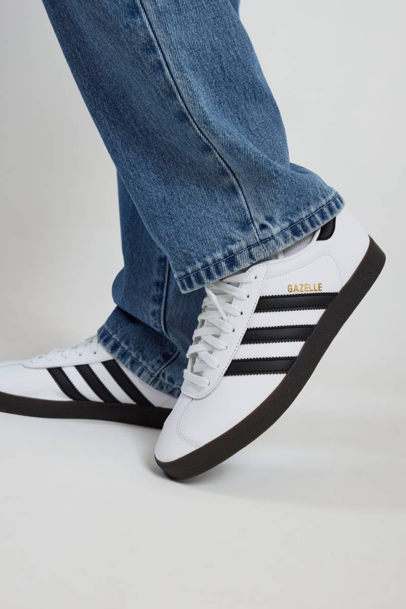 adidas mens Sneaker, CBLACK/FTWWHT/BYELLO, 4 US : : Clothing,  Shoes & Accessories