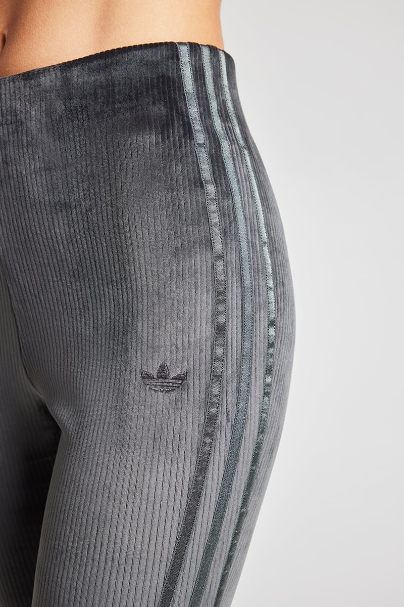 adidas Originals Rib Flared Legging Carbon | Stylerunner