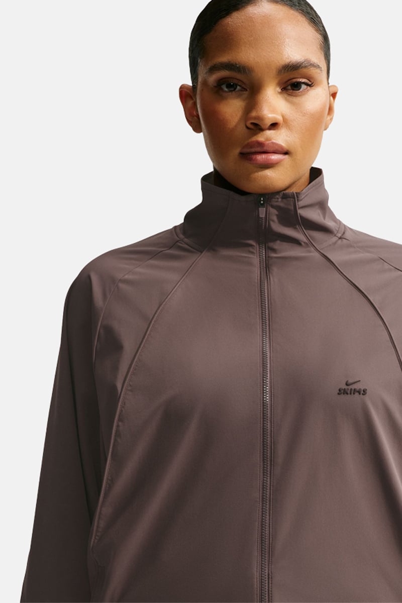 NikeSKIMS Stretch Nylon ジャケット XXS NikeSKIMS Stretch Nylon Oversized Jacket Resin | Stylerunner
