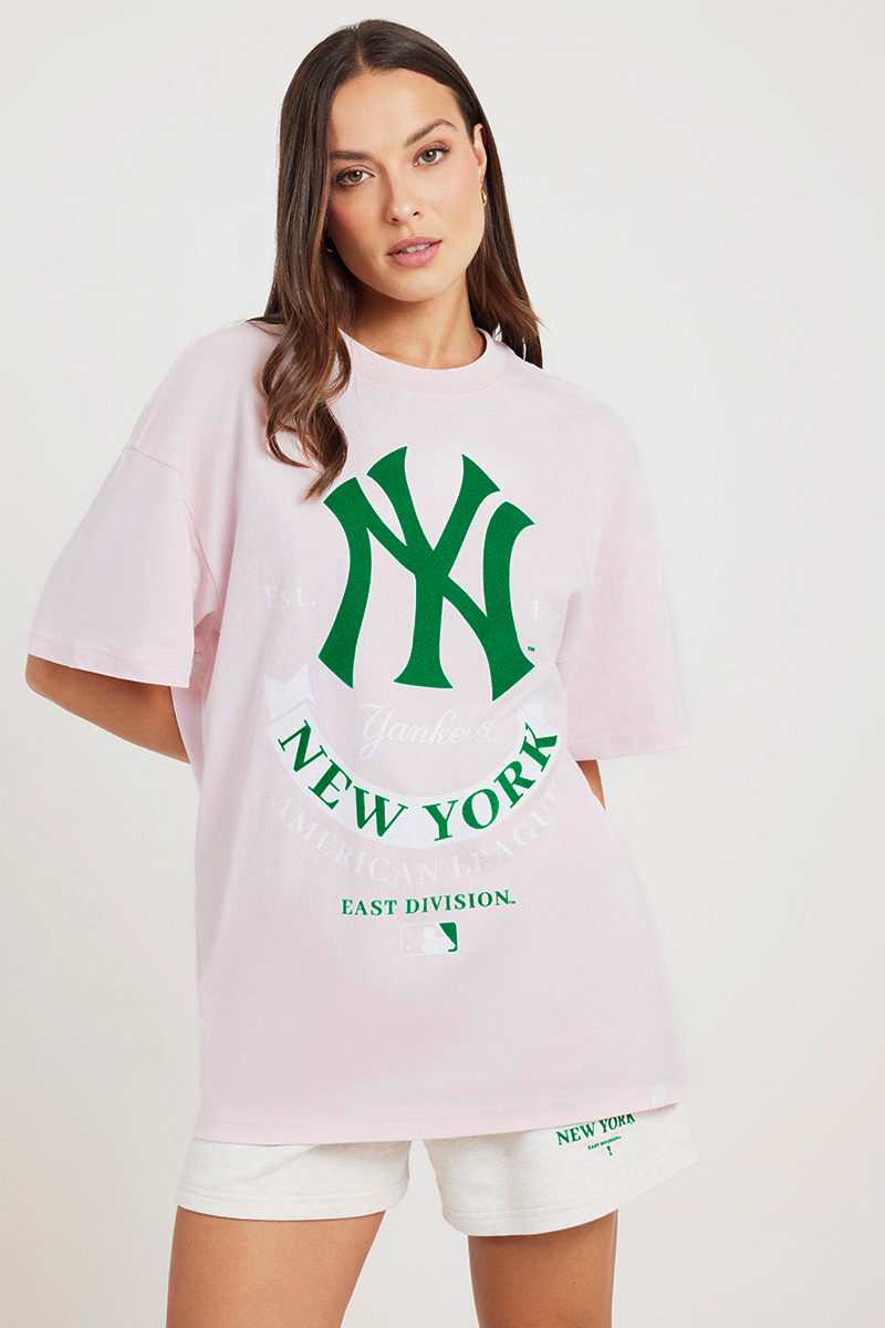Majestic New York Yankees Oversized Script Tee Tender Touch