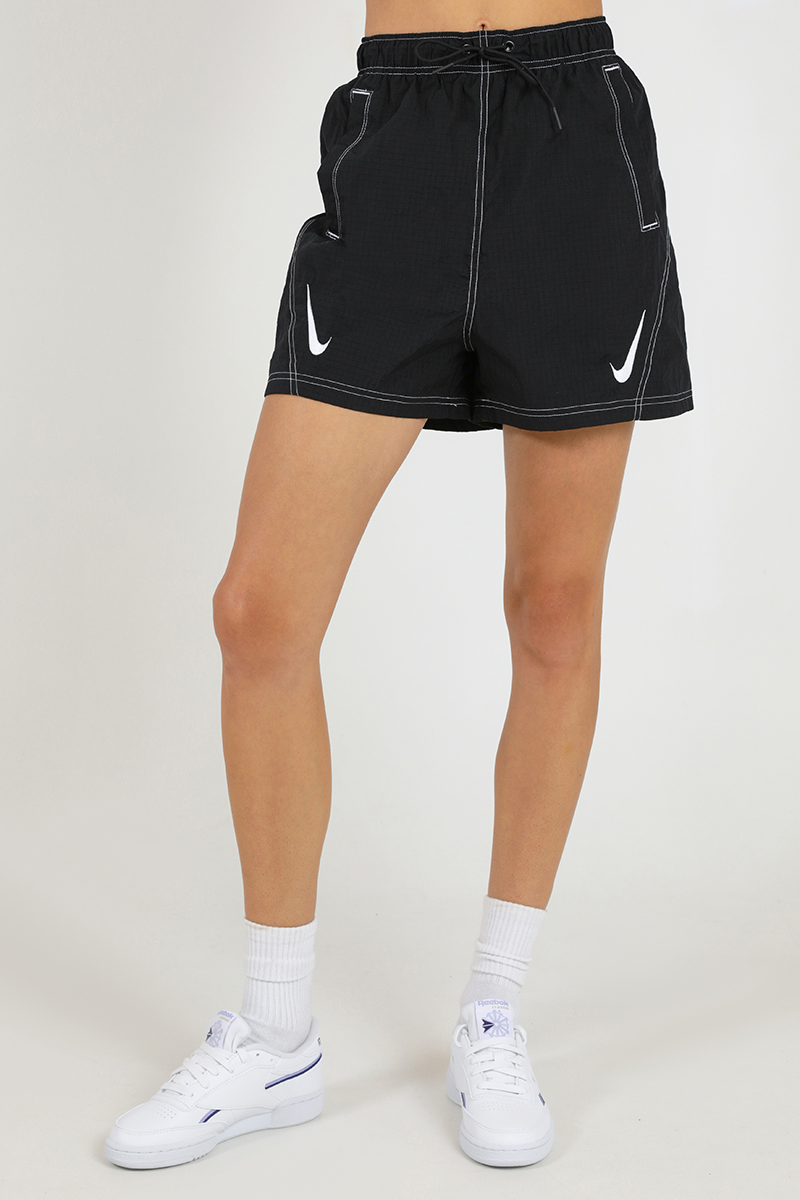 aguja Esperar algo Modales Nike Sportswear Swoosh Shorts Black/White/White | Stylerunner