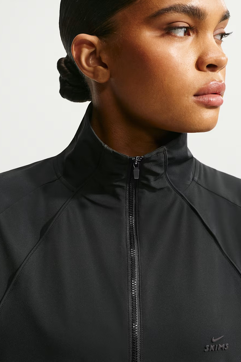 NikeSKIMS Stretch Nylon ジャケット XXS NikeSKIMS Stretch Nylon Oversized Jacket Obsidian | Stylerunner
