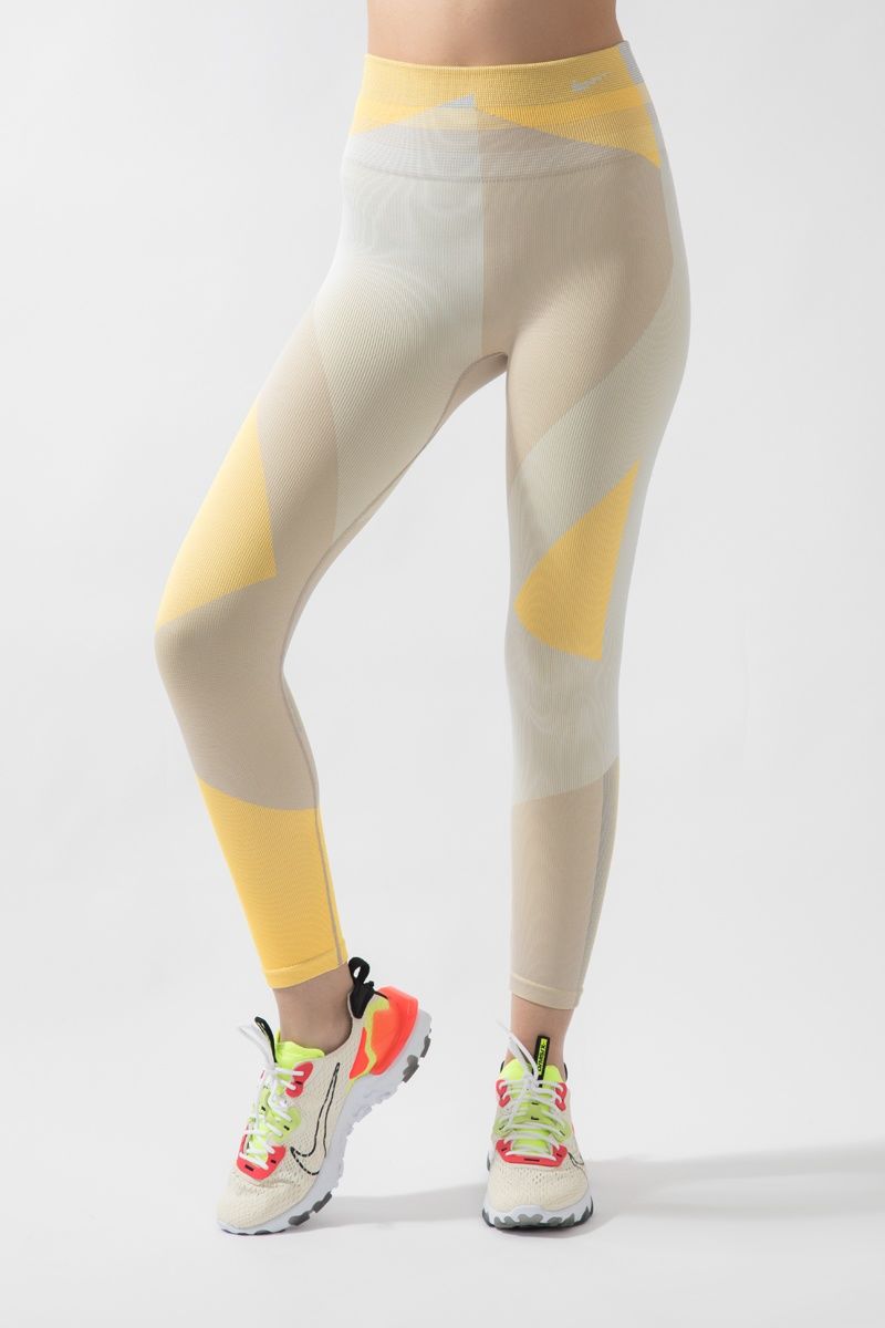 nike training icon clash seamless sculpt leggings in yellow print